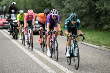 Pau Miquel, Jetse Bol, Xabier Mikel Azparren, Julius van den Berg y Thibault Guernalec ruedan durante la primera escapada de la Vuelta 2022.