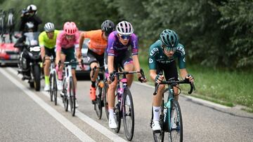 Pau Miquel, Jetse Bol, Xabier Mikel Azparren, Julius van den Berg y Thibault Guernalec ruedan durante la primera escapada de la Vuelta 2022.