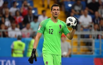 Fue el suplente de Danijel Subasic con la selección de Croacia en Rusia 2018. El guardameta de 29 años ha militado en clubes de su país y en el Gante de Bélgica. Su contrato con el Aston Villa expira en junio del 2023.