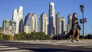 Una mujer camina con mascarilla por las calles de Buenos Aires en plena crisis sanitaria.