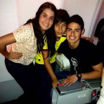 James Rodríguez fue visto por varios pasajeros y se fotografió con ellos en un vuelo procedente de Colombia.
