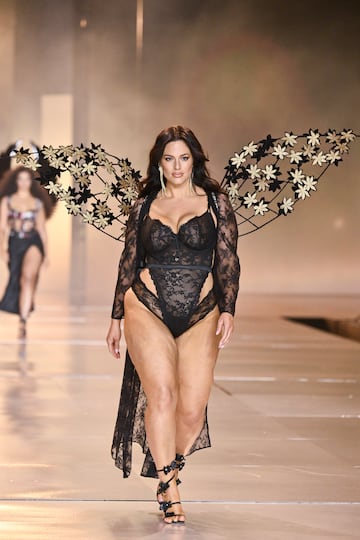 Ashley Graham durante el desfile de Victoria's Secret Fashion Show en Brooklyn.