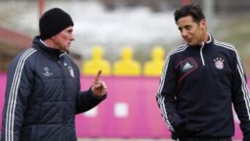 Heynckes se dirige a Pizarro en un entrenamiento.