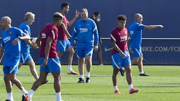 Koeman, en medio del triángulo Araújo-Coutinho-Busquets en el entrenamiento de ayer.