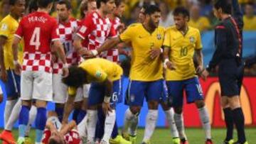 Neymar, amonestado tras un manotazo a Modric.