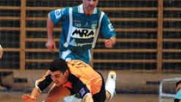 <B>A TIRO.</B> Jerry parece que se cae, pero su equipo pudo con el Xota.