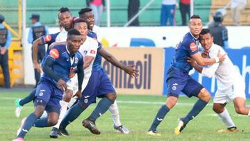 Este sábado se llevó a cabo el clásico de Honduras entre Motagua y Olimpia, pero debido al coronavirus, el juego se interrumpió en varias ocasiones.