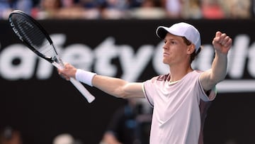 Jannik Sinner celebra su victoria contra Novak Djokovic en el Open de Australia.