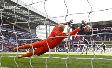 Pato dives straight in at the deep end as Chelsea run amok