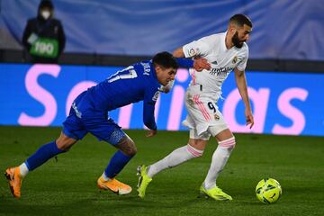 Mathias Olivera y Karim Benzema.