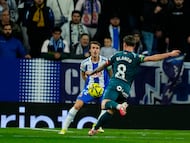BARCELONA, 30/01/2026.- El centrocampista del Alavés Antonio Blanco se dispone a golpear el balón en la jugada que ha significado el primer gol del equipo vitoriano durante el encuentro correspondiente a la jornada 22 de Laliga EA Sports que disputan hoy viernes Espanyol y Alavés en el estadio RCDE Stadium, en Barcelona. EFE / Alejandro García.