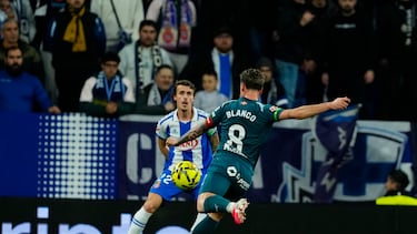 BARCELONA, 30/01/2026.- El centrocampista del Alavés Antonio Blanco se dispone a golpear el balón en la jugada que ha significado el primer gol del equipo vitoriano durante el encuentro correspondiente a la jornada 22 de Laliga EA Sports que disputan hoy viernes Espanyol y Alavés en el estadio RCDE Stadium, en Barcelona. EFE / Alejandro García.