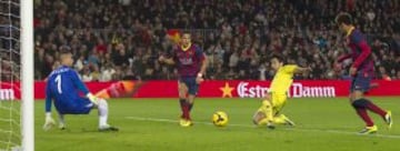 Barcelona-Villarreal. 2-1. Alexis da el pase a Neymar para que anote el segundo tanto.