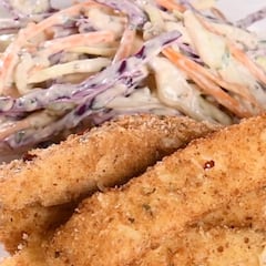 Receta Irresistible: Barritas de pescado con chipotle y parmesano con ensalada de col morada