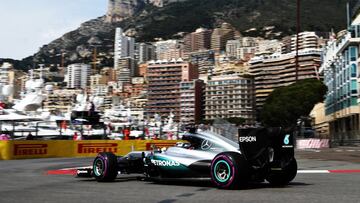 Hamilton con el Mercedes en Mónaco.