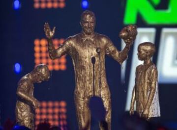 El jugador de fútbol David Beckham y sus hijos bañados en oro, recibe el Premio Leyenda durante la 'Choice Sports Awards Nickelodeon Kids 2014' en Pauley Pavilion en Los Angeles.