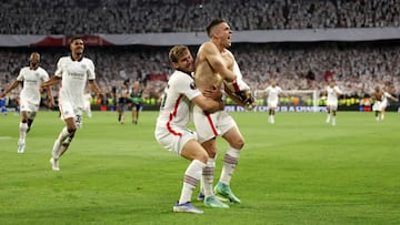 SEVILLE, SPAIN - MAY 18: Rafael Santos Borre of Eintracht Frankfurt celebrates with teammates scoring their sides winning penalty in the penalty shoot out during the UEFA Europa League final match between Eintracht Frankfurt and Rangers FC at Estadio Ramon Sanchez Pizjuan on May 18, 2022 in Seville, Spain. (Photo by Alex Pantling/Getty Images)