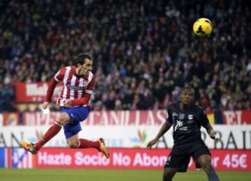 Godín consiguió el empate de cabeza. 1-1.