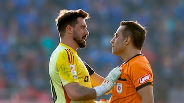Futbol, Universidad de Chile vs Colo Colo
Fecha 7, Liga de Primera 2025
El arbitro Piero Maza es fotografiado durante un partido de primera division entre Universidad de Chile contra Colo Colo disputado en el estadio Nacional en Santiago, Chile.
12/07/2025
Pepe Alvujar/Photosport
Football, Universidad de Chile vs Colo Colo
7th turn, First Division League 2025
Referee Piero Maza is pictured during a first division match between Universidad de Chile against Colo Colo at the Nacional stadium in Santiago, Chile.
12/07/2025
Pepe Alvujar/Photosport