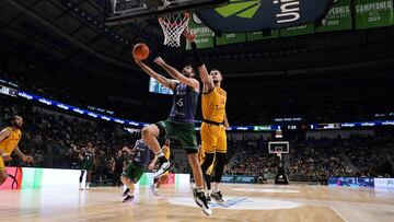 David Kravish, bajo tableros.