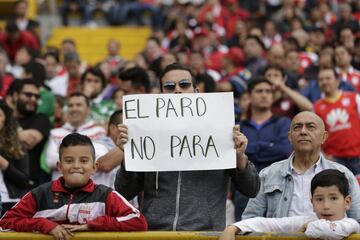 Estos fueron los mensajes que desplegaron los aficionados durante el partido Santa Fe - Cali en el marco del Paro Nacional.