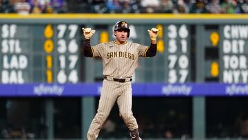 Ramón Laureano celebra un doble en duelo frente a los Colorado Rockies en la MLB.