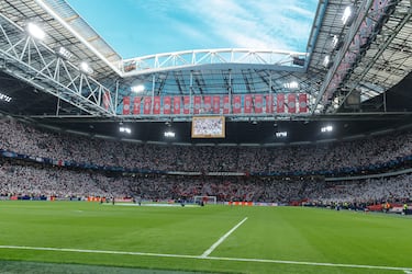 El estadio tiene una capacidad para 55.600 personas. Con un promedio de espectadores de 54.104 logra el 97,3% de ocupación. 