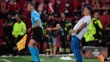 Sevilla's Spanish coach Jose Luis Mendilibar reacts during the UEFA Europa League semi-final second leg football match between Sevilla FC and Juventus at the Ramon Sanchez Pizjuan stadium in Seville on May 18, 2023. (Photo by CRISTINA QUICLER / AFP)