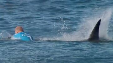 Mick Fanning intentando escapar del ataque de un tiburón blanco en el J-Bay Open (Sudáfrica) de la World Surf League (WSL).