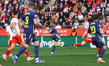 Lanzamiento del jugador del Atlético de Madrid nacido en Epsom, Conor Gallagher, para poner el segundo gol del conjunto madrileño.