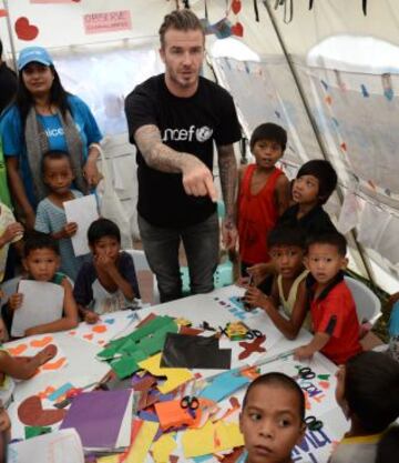 David Beckham, embajador de Buena Voluntad de Unicef, visitó un centro de evacuación en Filipinas tras el devastador tifón.