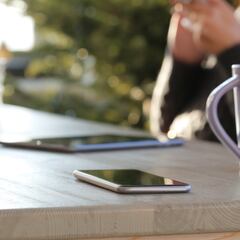 Aviso de la Policía: la técnica de los ladrones para robar móviles en las terrazas