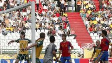 <b>EL CUARTO.</b> Álvaro Vázquez peinó este córner de Pacheco y el balón se introdujo en la portería. Era el 0-4 en aquel momento.