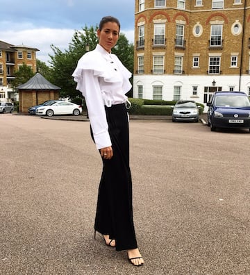 Garbiñe, de traje cerca de Wimbledon.