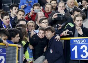 Antonio Conte rodeado de aficionados. 