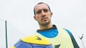 <b>ESTRENO. </b>Munitis presenta el balón 'de invierno'.