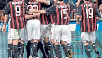 <b>PELIGRA EL TERCER PUESTO. </b>Los milanistas celebran un gol.