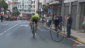 El pelotón de la Vuelta a España pasa al lado del bolardo contra el que se chocaría Kruijswijk a su paso por Lugo.