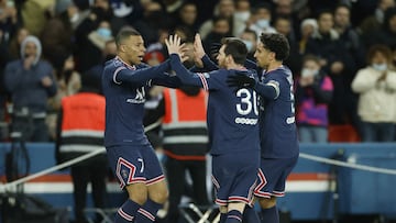 Soccer Football - Ligue 1 - Paris St Germain v AS Saint-Etienne - Parc des Princes, Paris, France - February 26, 2022 Paris St Germain's Kylian Mbappe celebrates scoring their first goal with Lionel Messi and Marquinhos REUTERS/Christian Hartmann