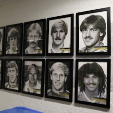 Retratos de jugadores históricos del PSV Eindhoven en el Philips Stadion.