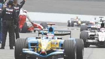 <b>SIN PENA. </b>Fernando Alonso durante el extravagante GP de Estados Unidos entrando en boxes. Lo más probable es que la FIA no sancione a los pilotos hoy.