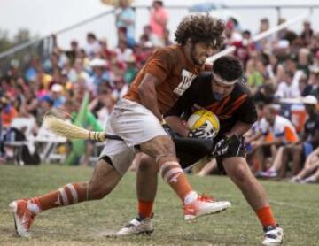 Un jugador de la Universidad de Texas lucha por el balón.