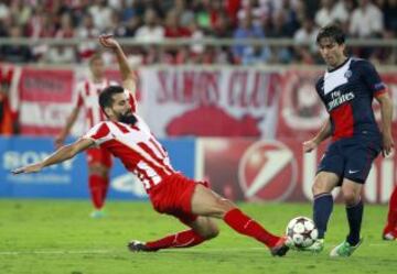 Olympiacos-Paris Saint Germain. Dimitris Siovas y Maxwell compitiendo por el balón.