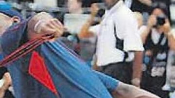 <b>ZAPATILLAS VOLADORAS. </b> LeBron lanzó al público sus zapatillas tras lograr la medalla de bronce.