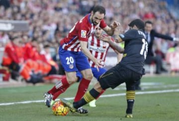 Juanfran ante Banega.