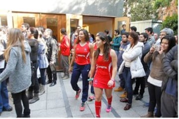 La selección chilena femenina de hockey presentó su nueva indumentaria, con la presencia del técnico Cachito Vigil y algunas de sus figuras.