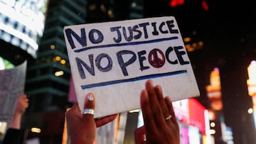 Los manifestantes sostienen pancartas durante una protesta tras la muerte de Daniel Prude, luego de que la policía le cubriera la cabeza con una capucha durante un arresto en Rochester el 23 de marzo, en Times Square en Nueva York, Estados Unidos, 3 de septiembre de 2020.