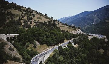 El pelotón durante la decimoquinta etapa del Tour de Francia 2021.