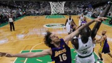 <b>ALMA 'CELTIC'. </b>Pau Gasol intenta impedir el gancho de Kevin Garnett (25 puntos), el mejor de Boston.