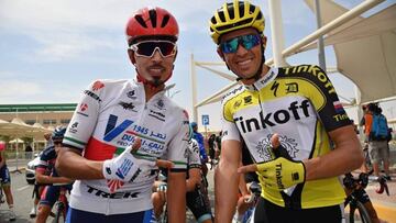 Yousef Mirza y Alberto Contador hacen el gesto de pistoleros en la salida del Tour de Abu Dhabi.